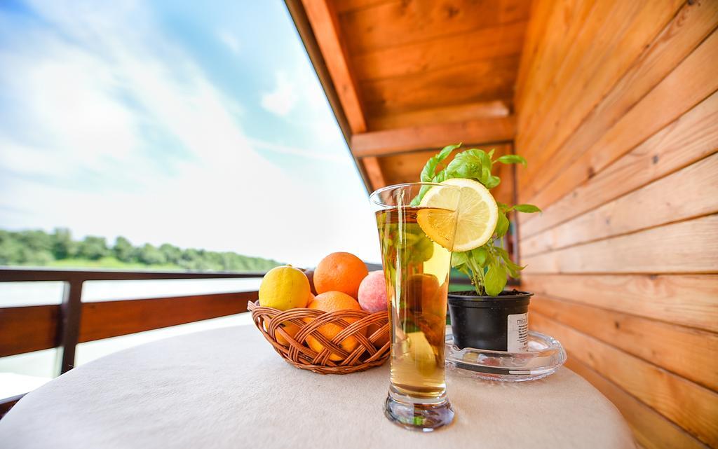 San Art Floating Hostel & Apartments 베오그라드 외부 사진