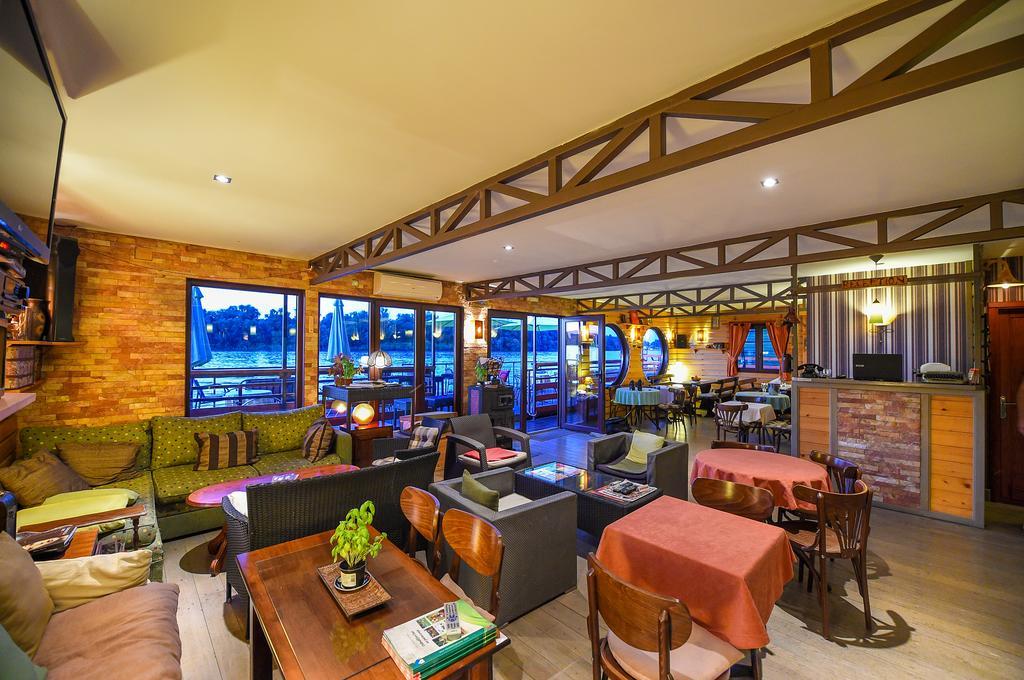 San Art Floating Hostel & Apartments 베오그라드 외부 사진