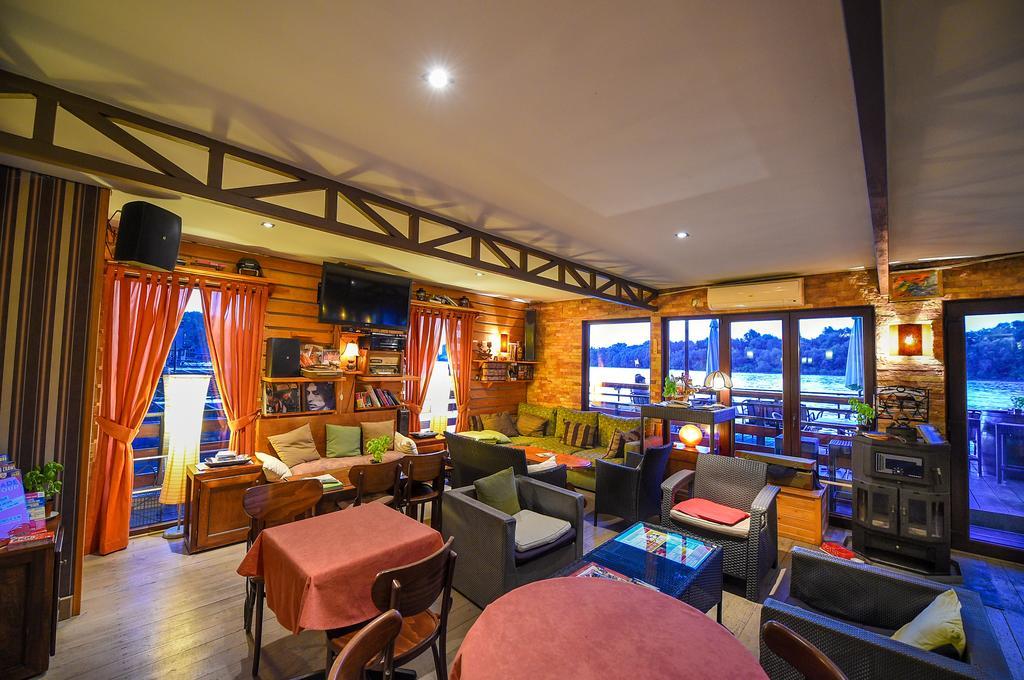 San Art Floating Hostel & Apartments 베오그라드 외부 사진