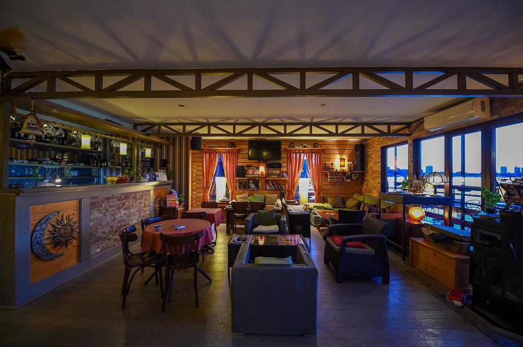 San Art Floating Hostel & Apartments 베오그라드 외부 사진