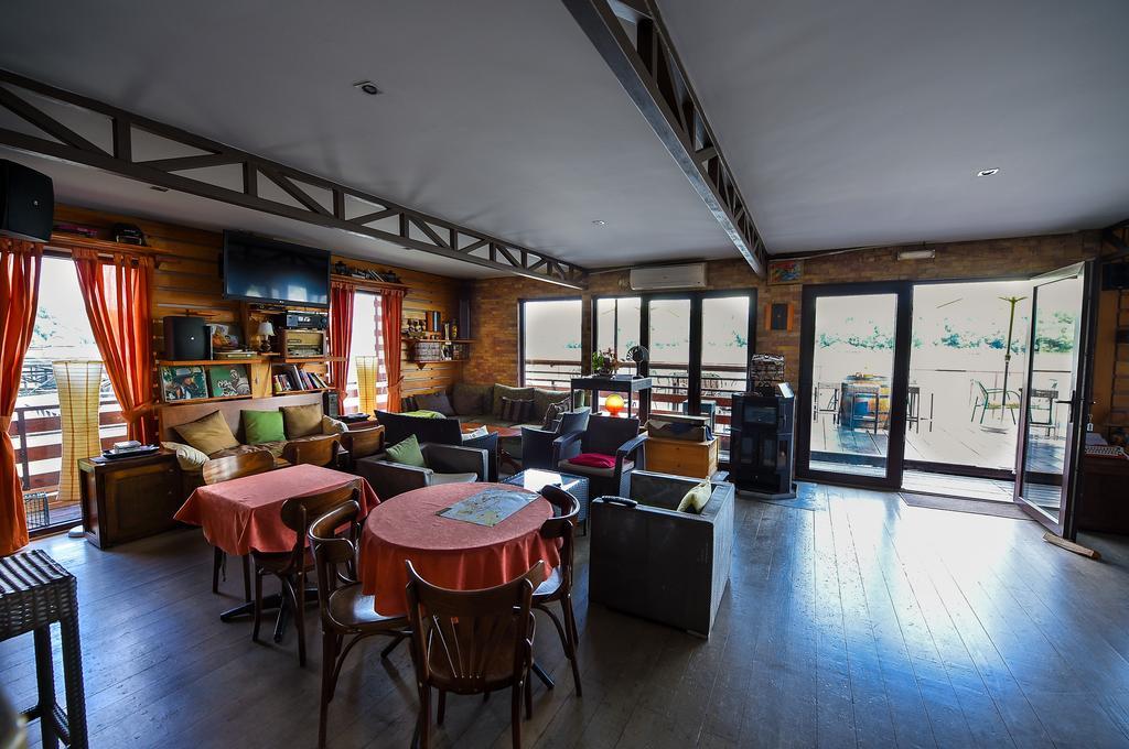San Art Floating Hostel & Apartments 베오그라드 외부 사진