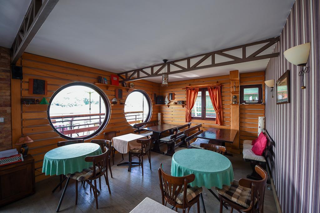 San Art Floating Hostel & Apartments 베오그라드 외부 사진