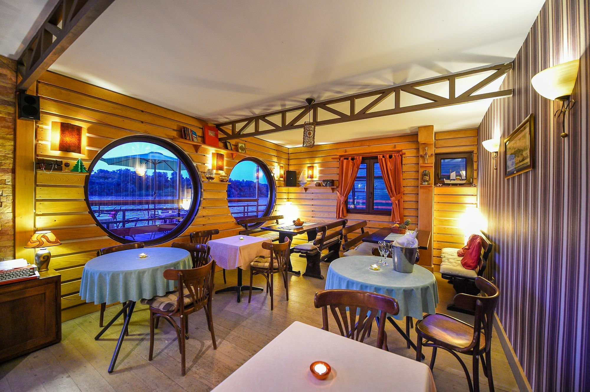San Art Floating Hostel & Apartments 베오그라드 외부 사진